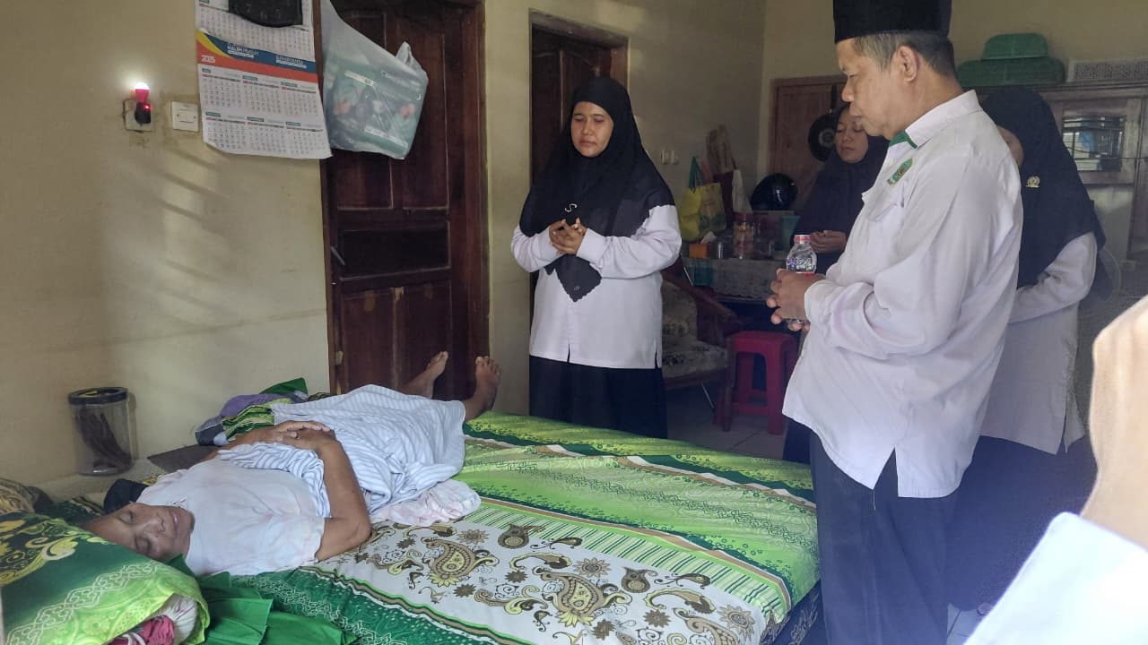 Wujud Kepedulian, Keluarga Besar MTsN 9 Bantul Jenguk Ibunda Dwi Haryanto